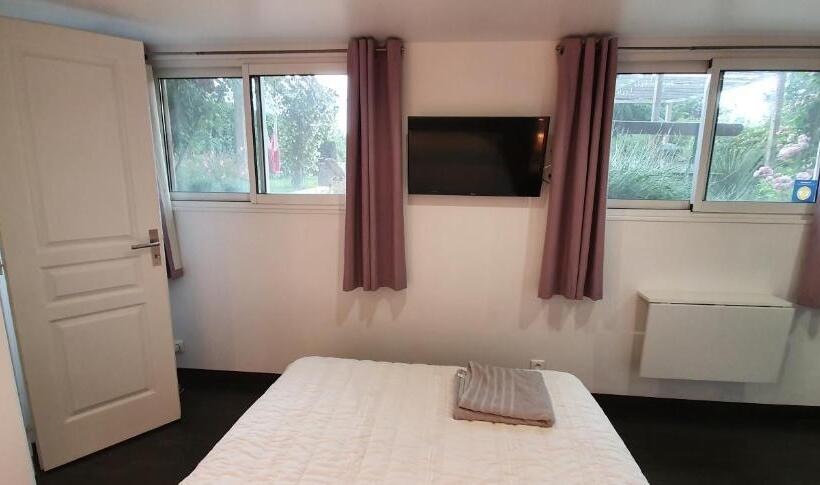 סוויטה נוף לגינה, Laura & Paul