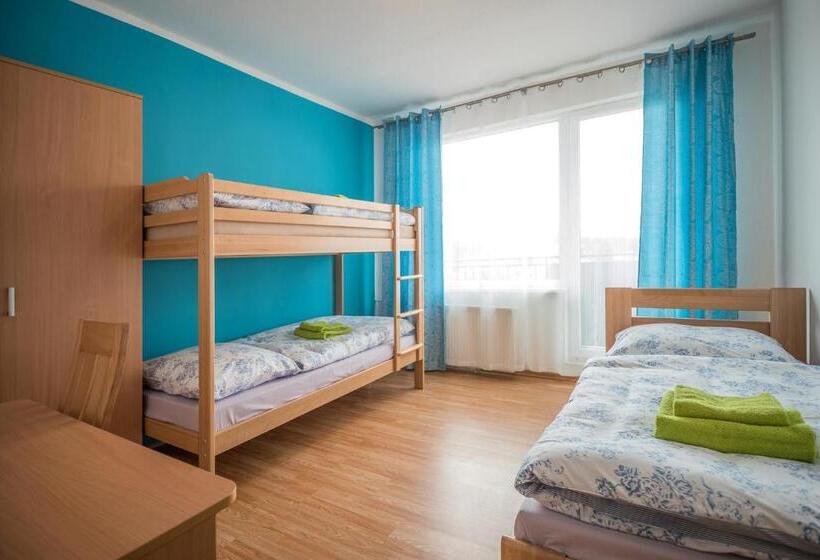 חדר סטנדרט לשלושה, Hýbadlo