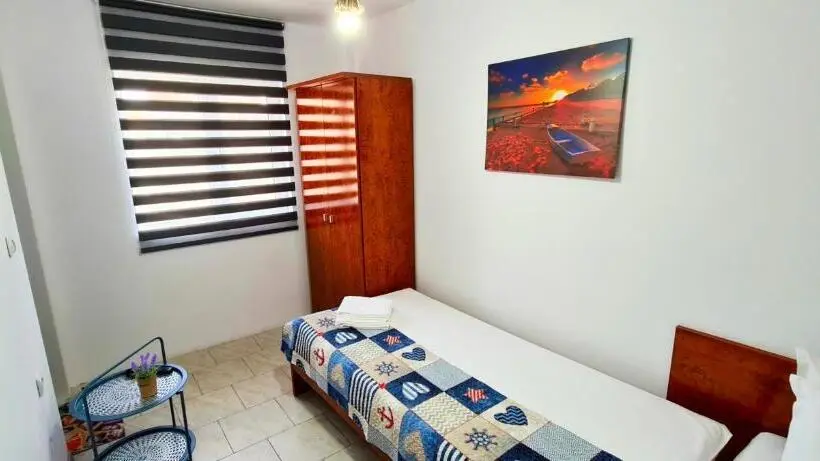 Cameră Familiară, Casa Epat