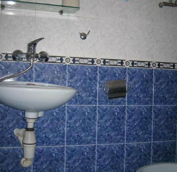 غرفة قياسية مزوَّدة بشُرفة, къщаперла