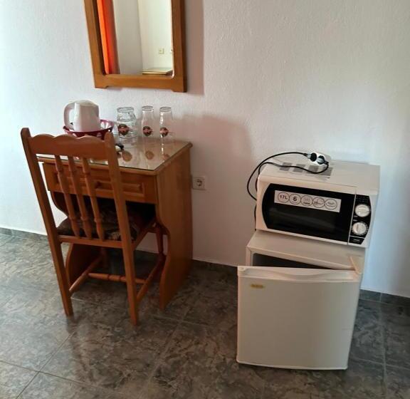 غرفة قياسية مزوَّدة بشُرفة, къщаперла