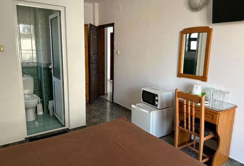 غرفة قياسية مزوَّدة بشُرفة, къщаперла