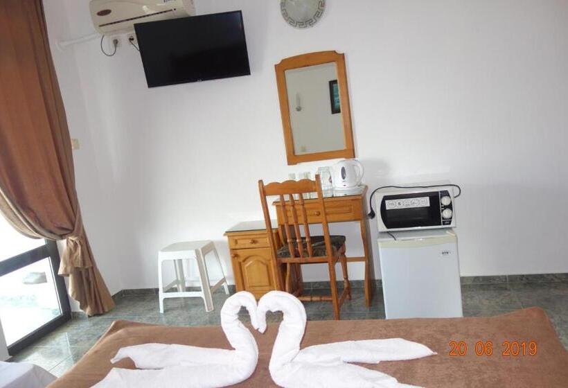 غرفة قياسية مزوَّدة بشُرفة, къщаперла