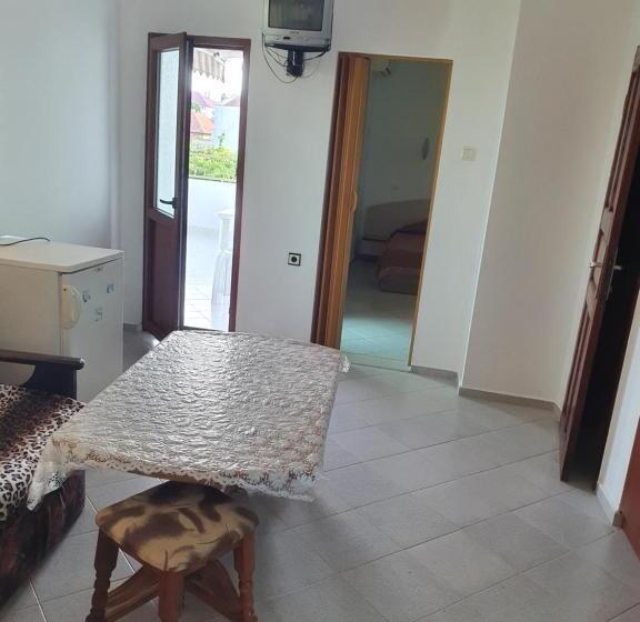 شقة غرفة نوم واحدة مزودة بشُرفة, къщаперла