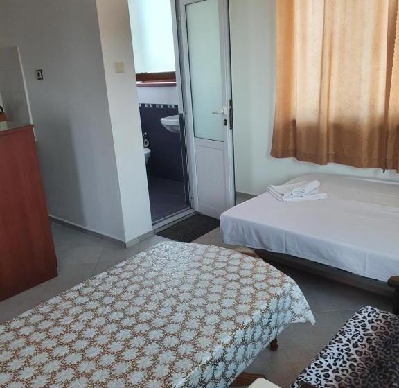 شقة غرفة نوم واحدة مزودة بشُرفة, къщаперла