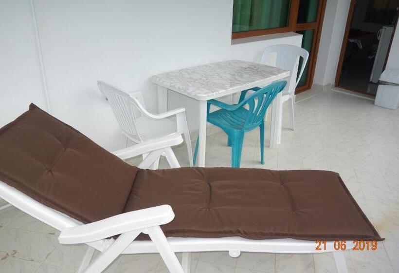 شقة غرفة نوم واحدة مزودة بشُرفة, къщаперла