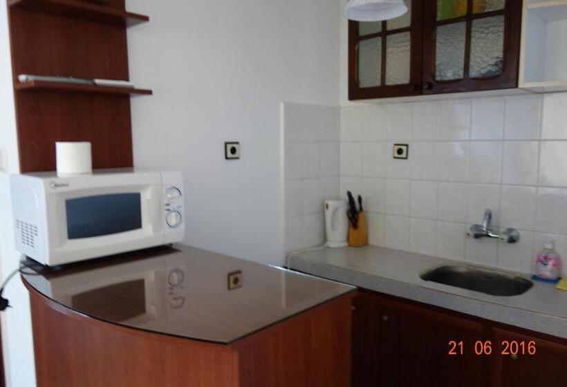 شقة غرفة نوم واحدة مزودة بشُرفة, къщаперла