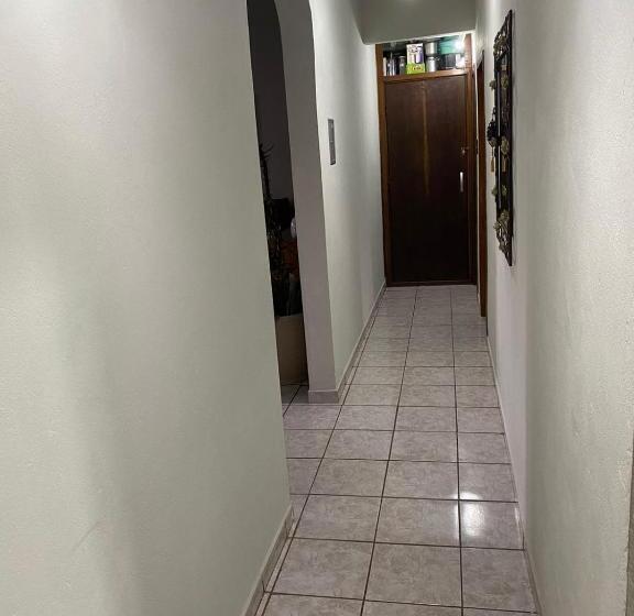 スイート, Lara S House