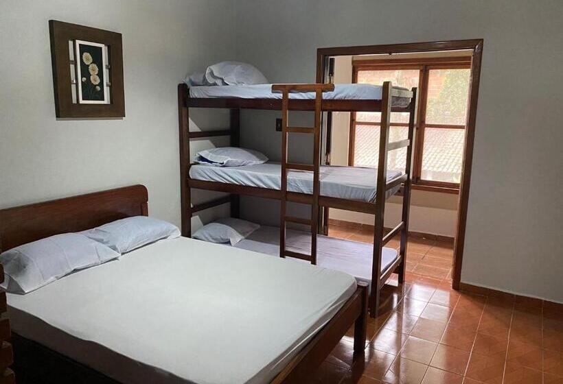 ファミリールーム, Lara S House