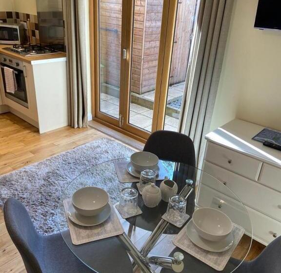 Studio Deluxe, The Ashton Mews