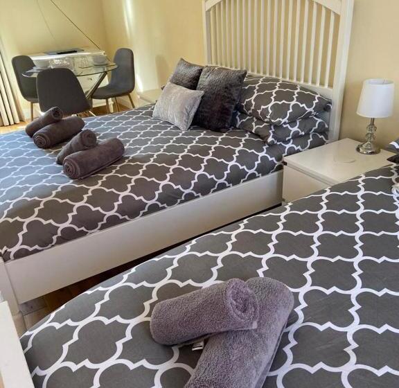 Studio Deluxe, The Ashton Mews