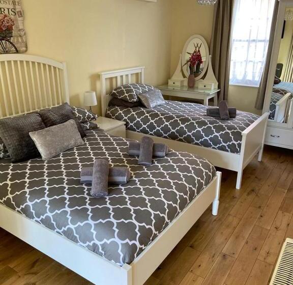 Studio Deluxe, The Ashton Mews