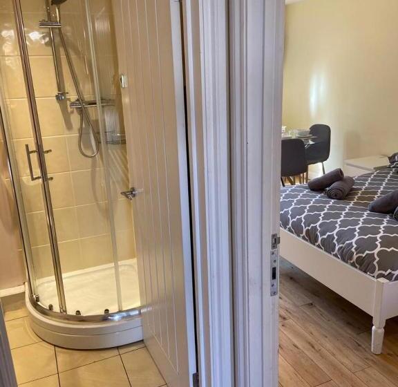 Studio Deluxe, The Ashton Mews