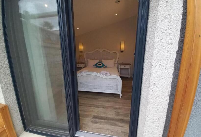 プールビュースタンダードルーム, Chloe Boutique