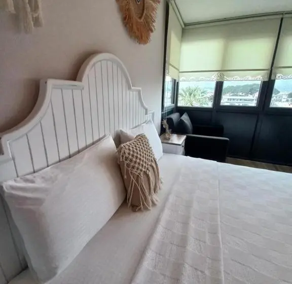 Standard Kolmen Hengen Huone, Chloe Boutique