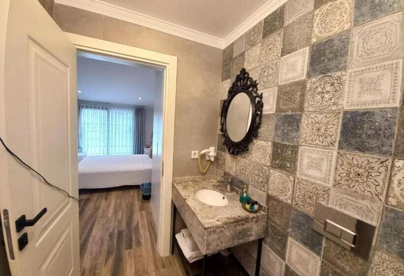 スタンダードトリプルルーム, Chloe Boutique