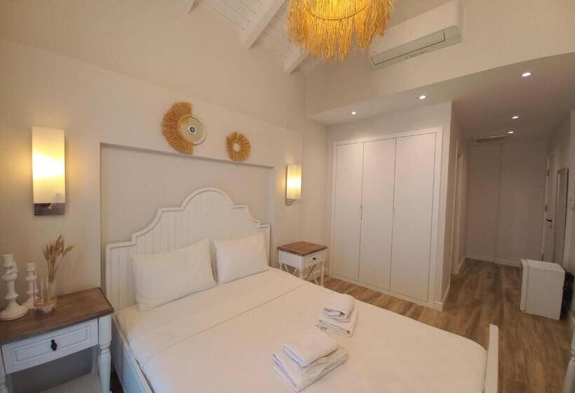 バルコニー付きデラックスルーム, Chloe Boutique