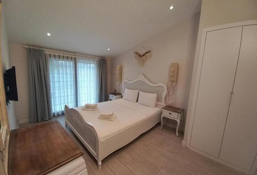 スタンダードルーム, Chloe Boutique