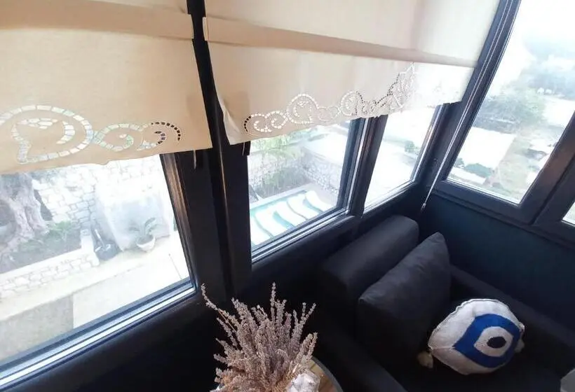 Deluxe Neljän Hengen Huone, Chloe Boutique