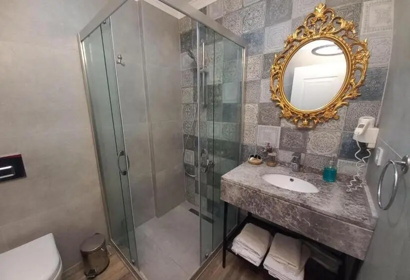 Deluxe Neljän Hengen Huone, Chloe Boutique