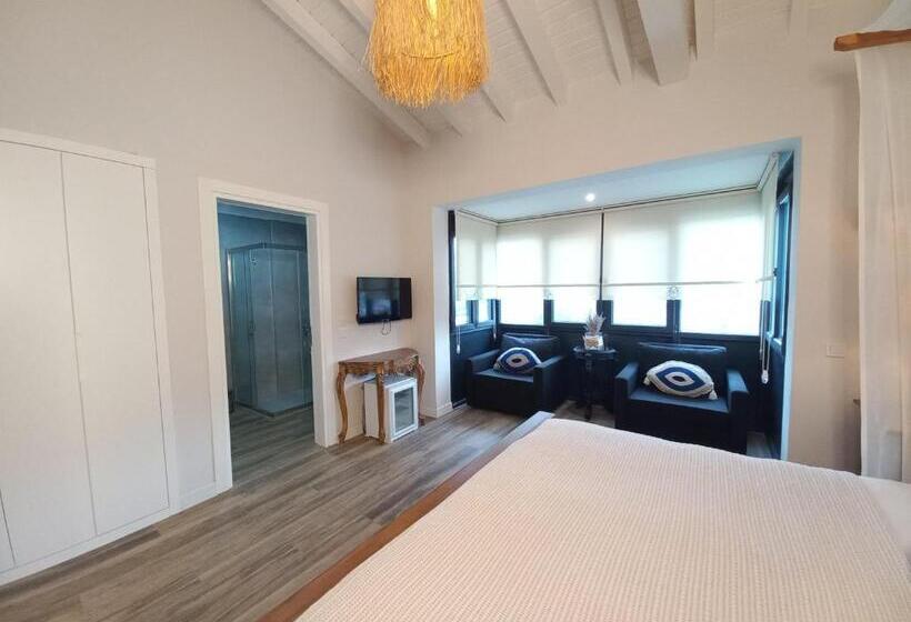 デラックスの４人部屋, Chloe Boutique