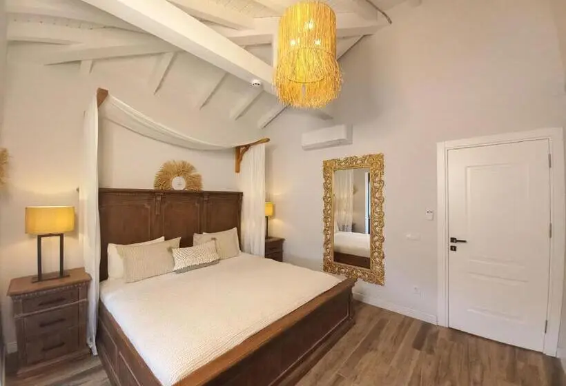 Deluxe Neljän Hengen Huone, Chloe Boutique