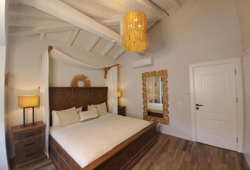 デラックスの４人部屋, Chloe Boutique