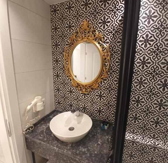 エコノミールーム, Chloe Boutique