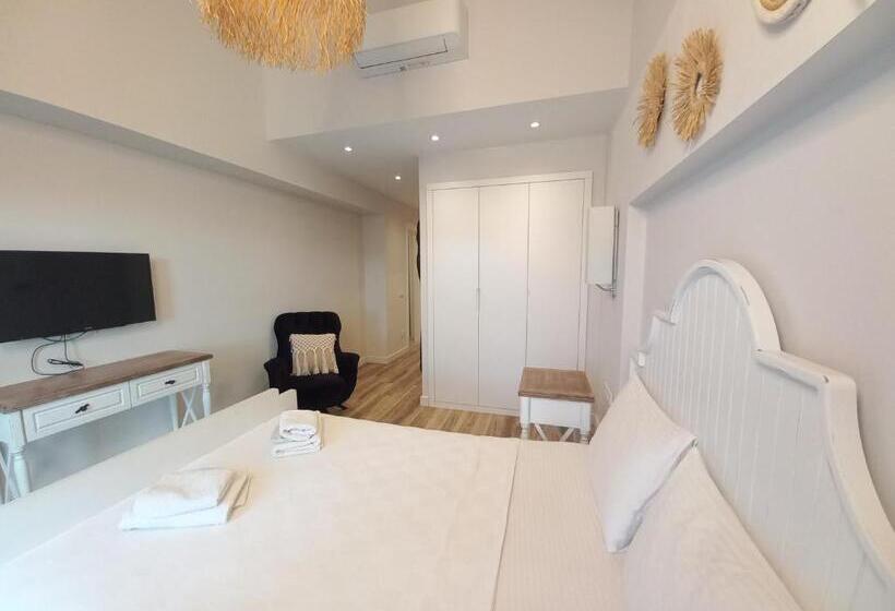 バルコニー付きデラックスルーム, Chloe Boutique