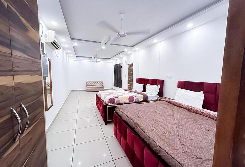 اتاق لوکس, Js Garden   Near Jaypee Hospital