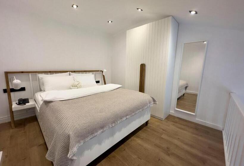 חדר סטנדרט לשלושה, Mehmetbey çaka