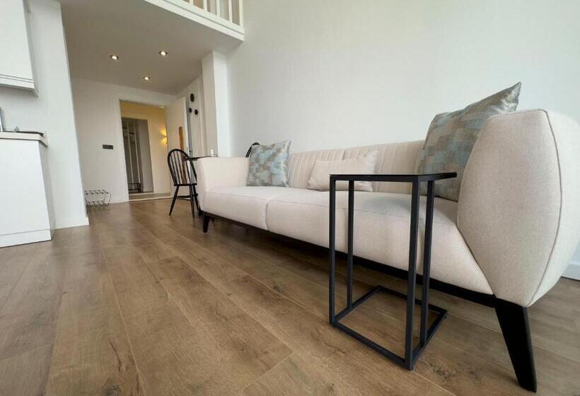 חדר סטנדרט לשלושה, Mehmetbey çaka