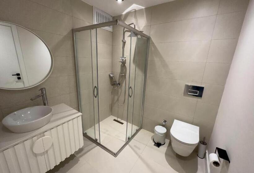 חדר סטנדרט לשלושה, Mehmetbey çaka