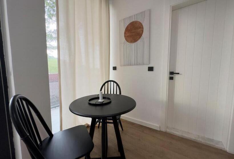 חדר סטנדרט לשלושה, Mehmetbey çaka