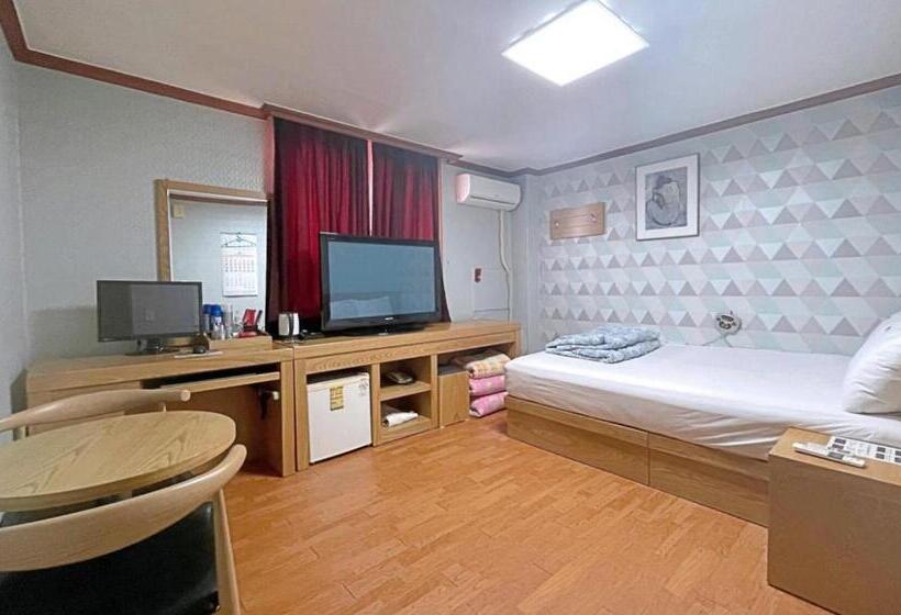 اتاق لوکس, Dongil Motel