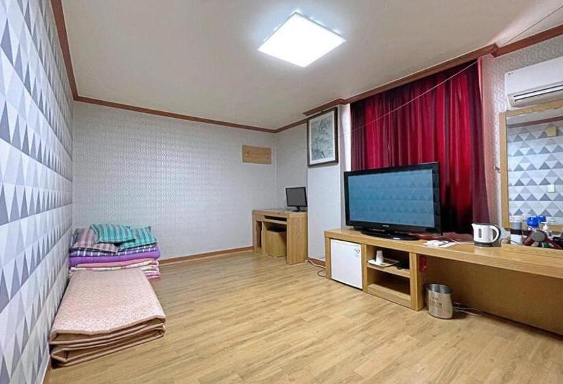 StandaardKamer, Dongil Motel