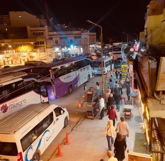 اتاق ساده سه‌ نفره, Locanda Pyramids View