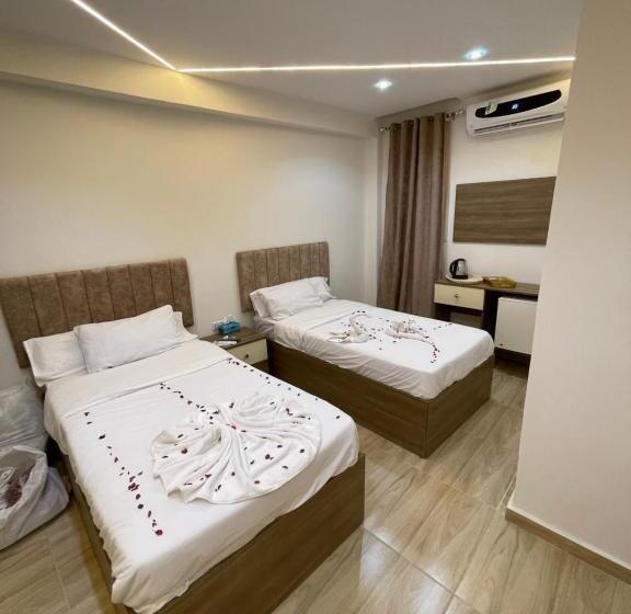 اتاق ساده سه‌ نفره, Locanda Pyramids View