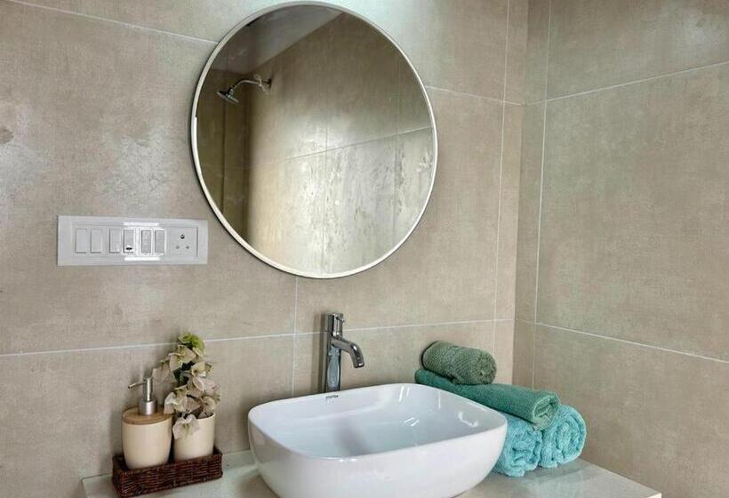 חדר דלוקס עם מרפסת, Riverside Luxe Living