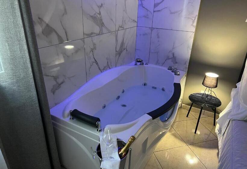 اتاق استاندارد با وان آب گرم, La Porta Di Alba