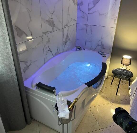 اتاق استاندارد با وان آب گرم, La Porta Di Alba