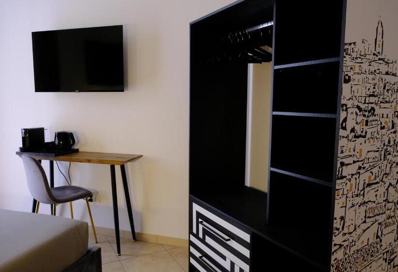 带阳台的三人标准间, Matteottis