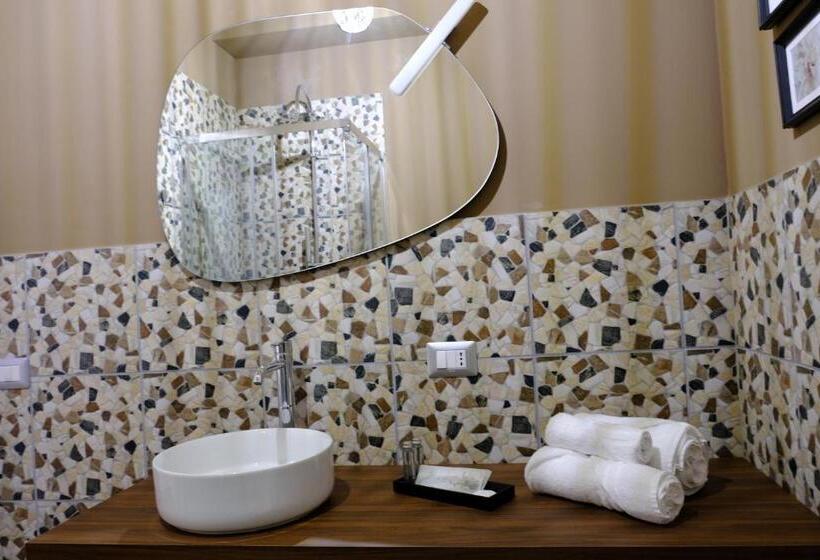 带阳台的三人标准间, Matteottis