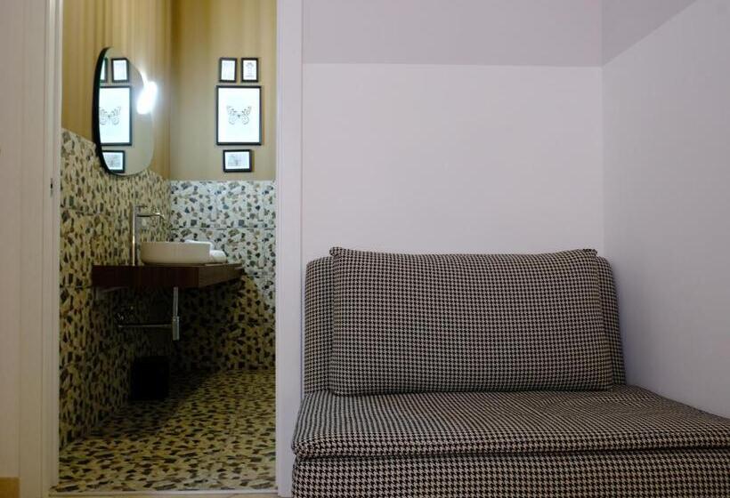 带阳台的三人标准间, Matteottis