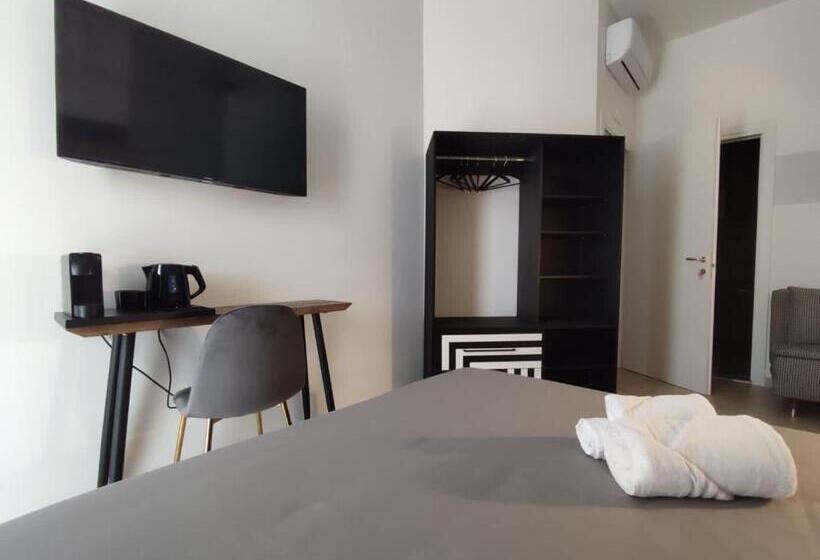 带阳台的三人标准间, Matteottis