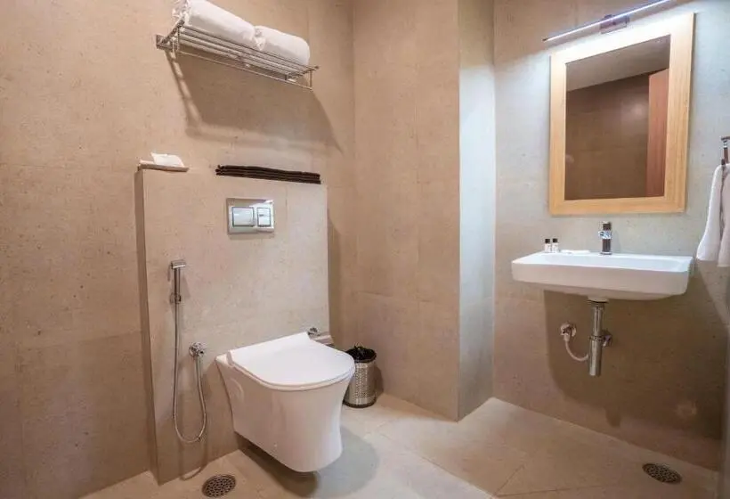 Chambre Deluxe, Achyut