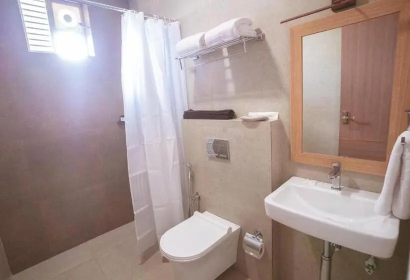 Chambre Deluxe, Achyut