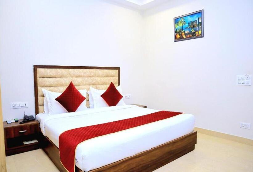 Quarto Deluxe, Pineberry Hotels   Near Golden Temple