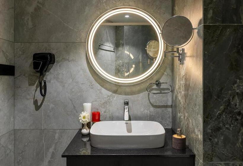 プレジデントスイートルーム, Sterling Athirappilly