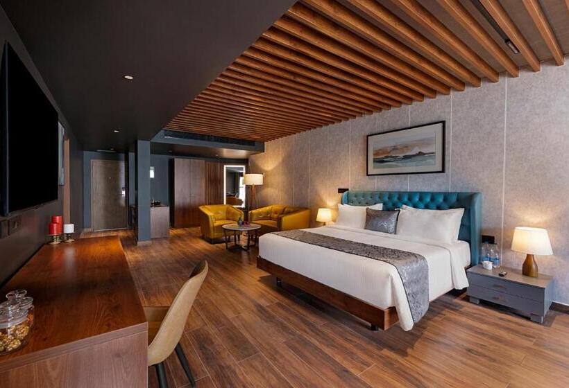 プレジデントスイートルーム, Sterling Athirappilly